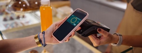 Suncorp Bank Everyday Essentials Account with no monthly account keeping fees – Person making a transaction using their Suncorp Bank Visa Debit card from their digital wallet